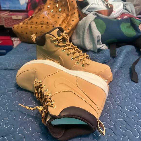 Nike Moana Hiking Boots